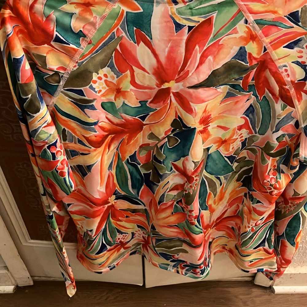 Hurley UPF 50t Ladies Sun Tee. Perfect Gorgeous Top for hot summer days. vibrant - Picture 5 of 8